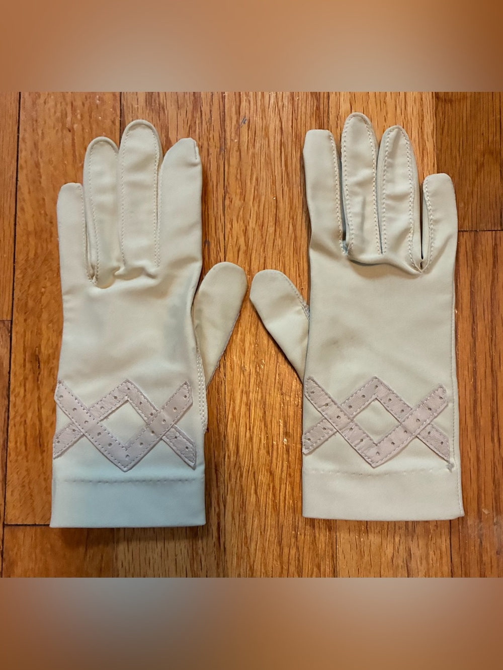 NWOT Vintage Fownes Chic Ivory Stretch Wrist Accented Driving Gloves Women’s OS